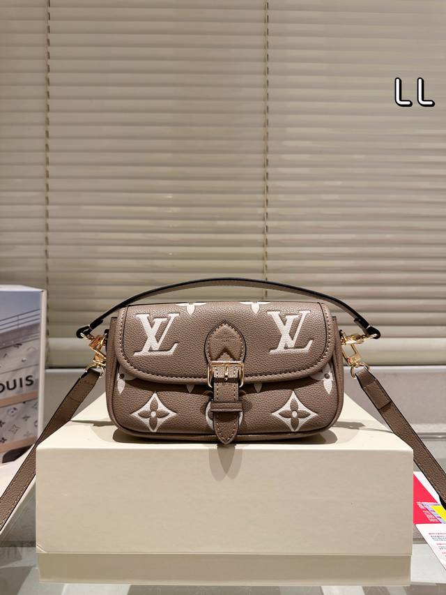 Upgraded chip version New size: 19*10cm L's Diane baguette handbag The baguette