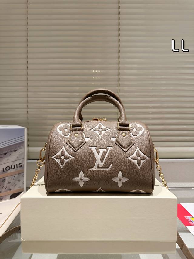 Upgraded chip version DDD. The Lv Speedy 20cm pillow bag is identical to the ori