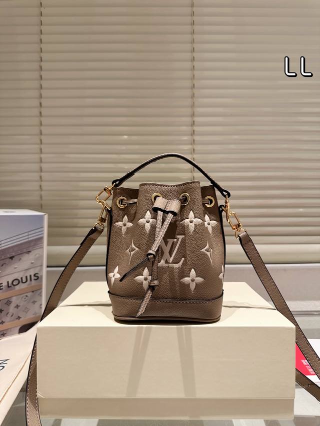 Upgraded chip version This one is so cute! Nowadays, small bags are getting mor