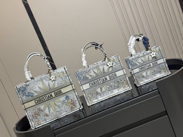 comes with a folding box scarf DDD. Requires a star pendant and P30 DDD. Dior o