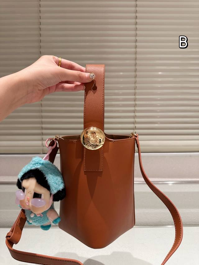 Cowhide version with pendant Loewe | Pebble Mini Loewe also has its own "vegeta