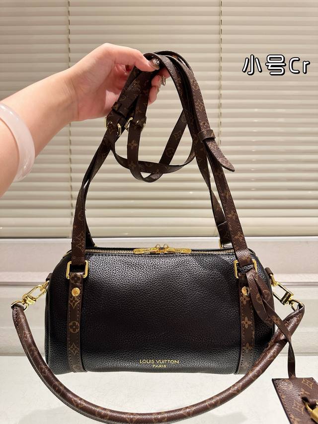 Lv Express pillow bag, no matter the shape or interior, is indistinguishable fro