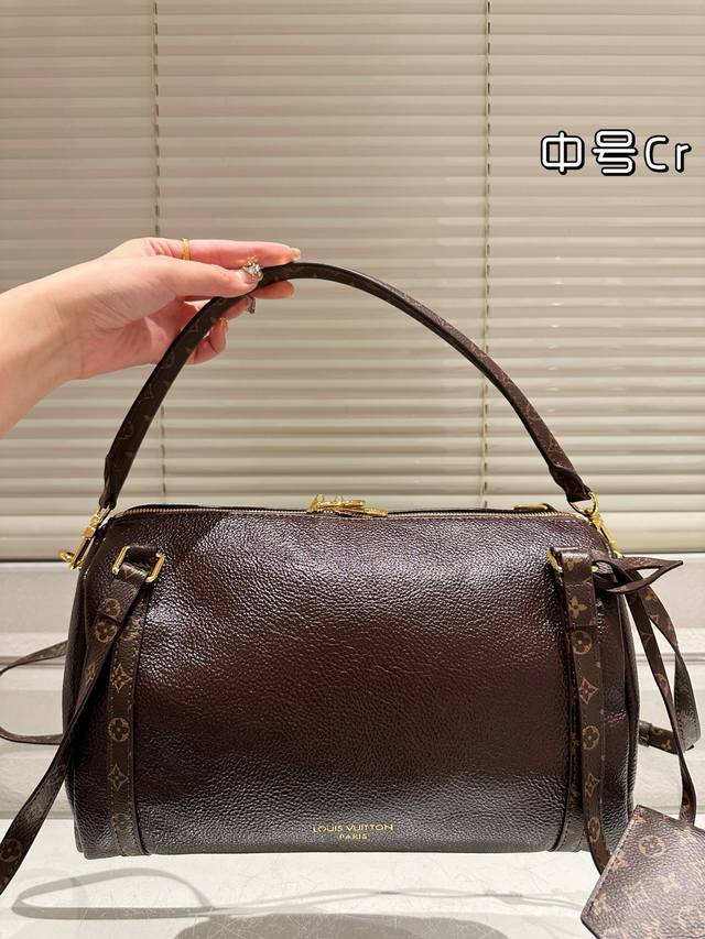 Lv Express pillow bag, no matter the shape or interior, is indistinguishable fro