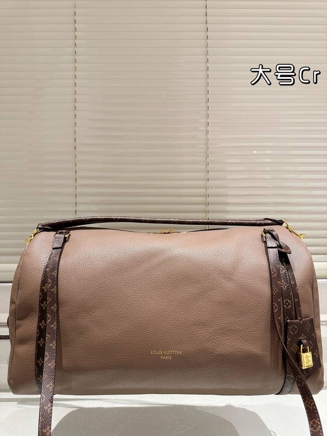Lv Express pillow bag, no matter the shape or interior, is indistinguishable fro