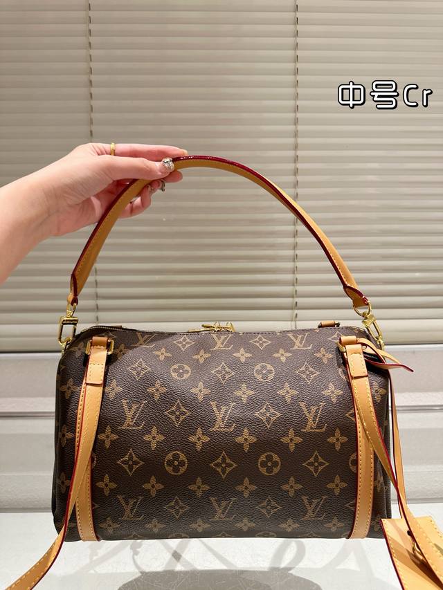 Lv Express pillow bag, no matter the shape or interior, is identical to the stor