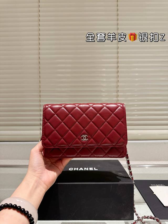 Sheepskin and silver buckle Chanel Chanel Fortune Caviar fabric small bag recom
