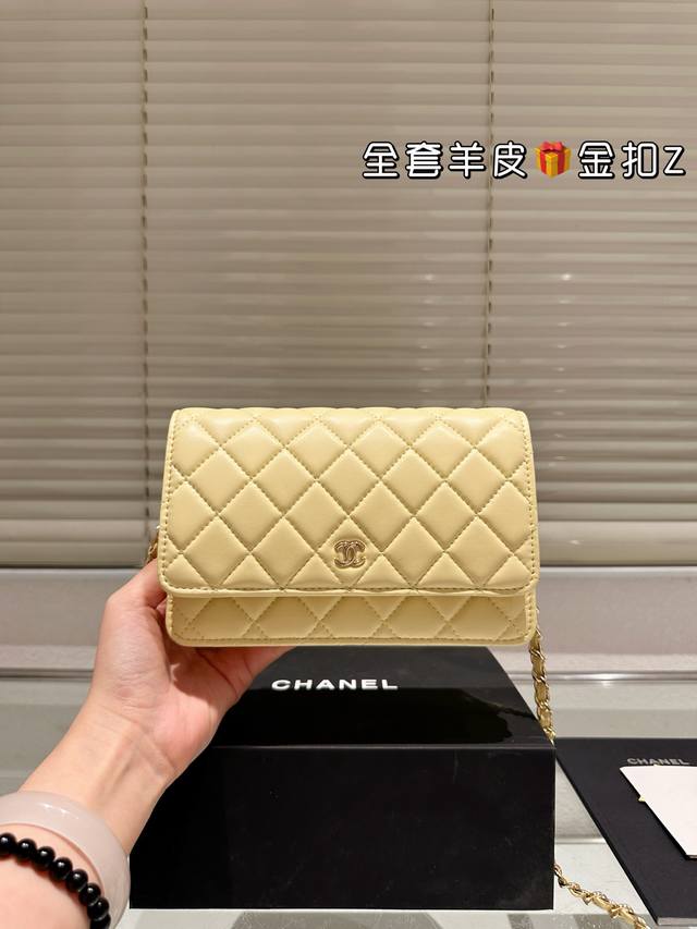 Sheepskin and gold buckle Chanel Chanel Fortune Caviar fabric small bag recommen