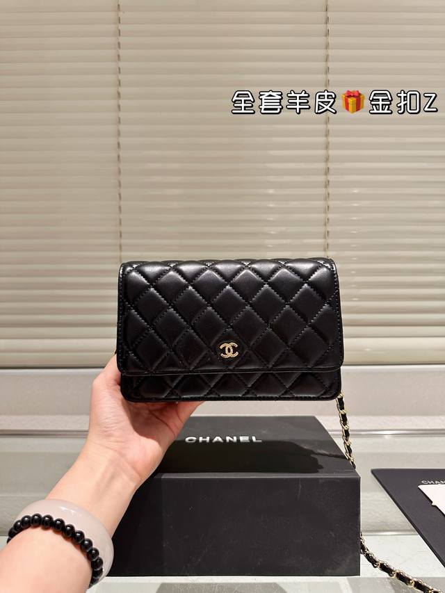 Sheepskin and gold buckle Chanel Chanel Fortune Caviar fabric small bag recommen