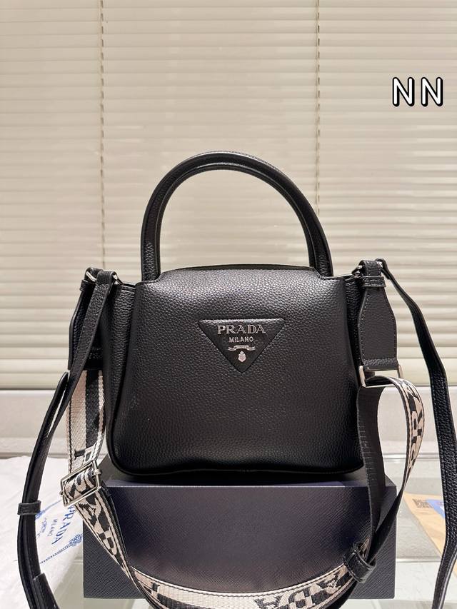 Comes with box Size: 23.18cm Give yourself a Prada bag Prada's new cowhide mate