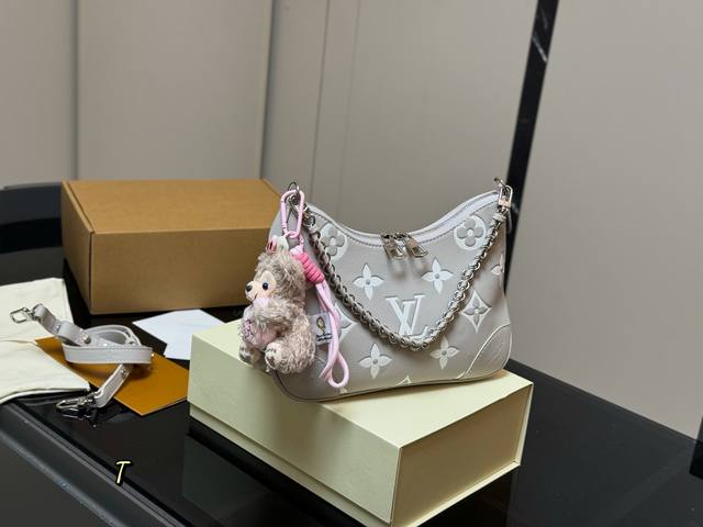 Comes with a folding box and airplane box Size: 29*16cm Lv's latest croissant b