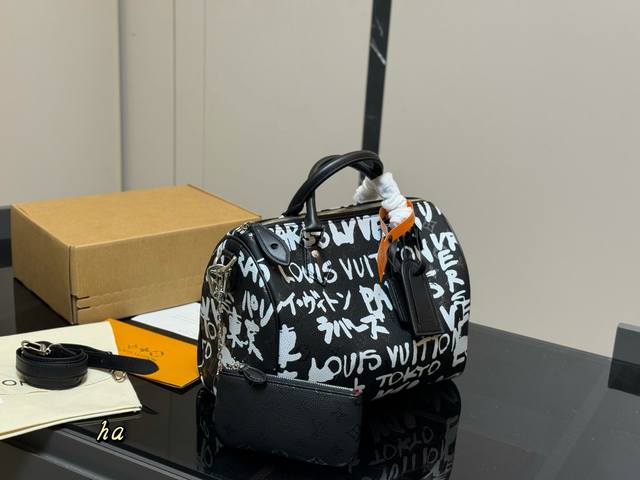 Unboxed Size: 30cm Lv Keepall new pillow bag Original with cowhide It's just in
