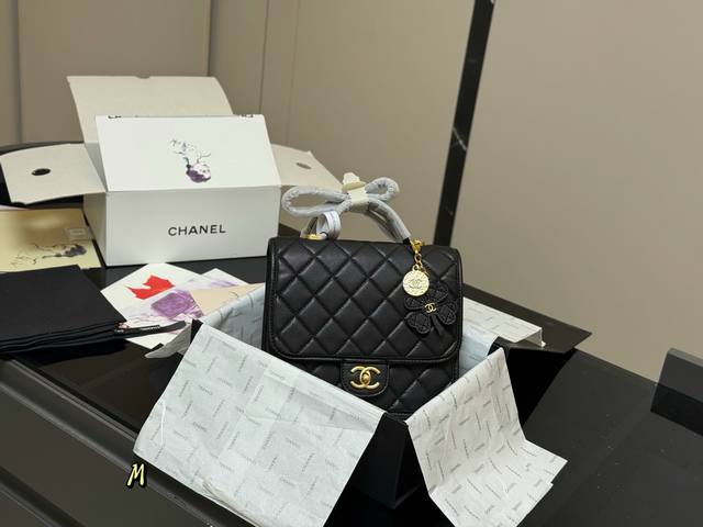 with folding box and airplane box Chanel25B four-leaf clover backpack is so cha