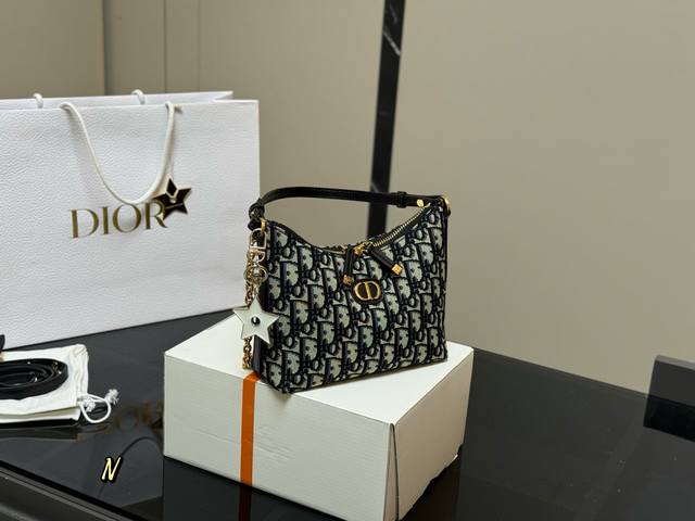 Star pendant with folding box Size: 20.16cm Dior Nomad new product underarm The