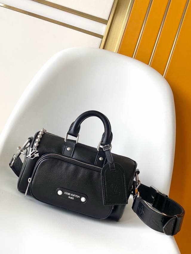 M13988 This Keepal Cargo Bandouliere 25 bag, crafted from glossy calfskin, embod
