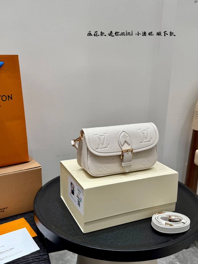 With gift box Lv embossed mini baguette bag Mini Simple and comfortable to wear