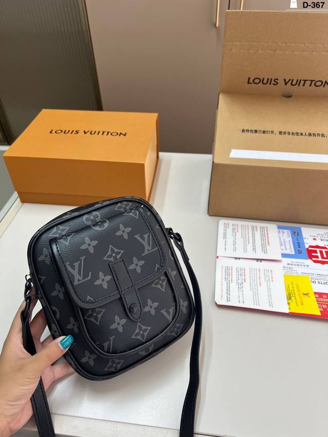 Lv messenger bag classic black flower ten classic messenger bag shape as Lv men'