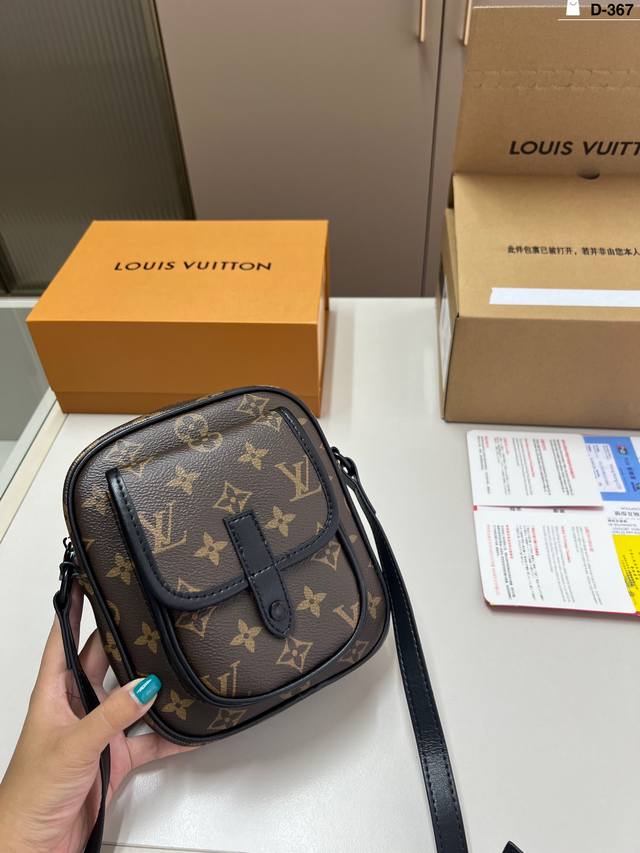 Lv messenger bag classic black flower ten classic messenger bag shape as Lv men'