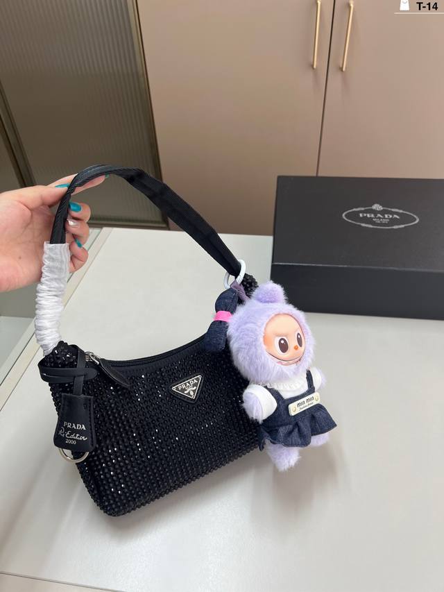 with a pull-on cloth pendant Flashing Prada underarm diamond bag Prada has a lo