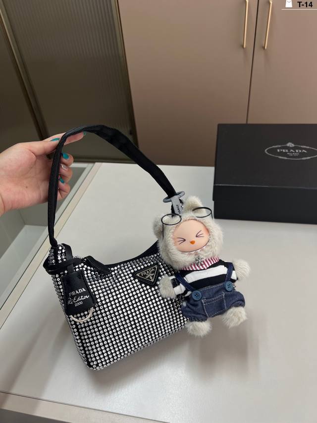 with a pull-on cloth pendant Flashing Prada underarm diamond bag Prada has a lo