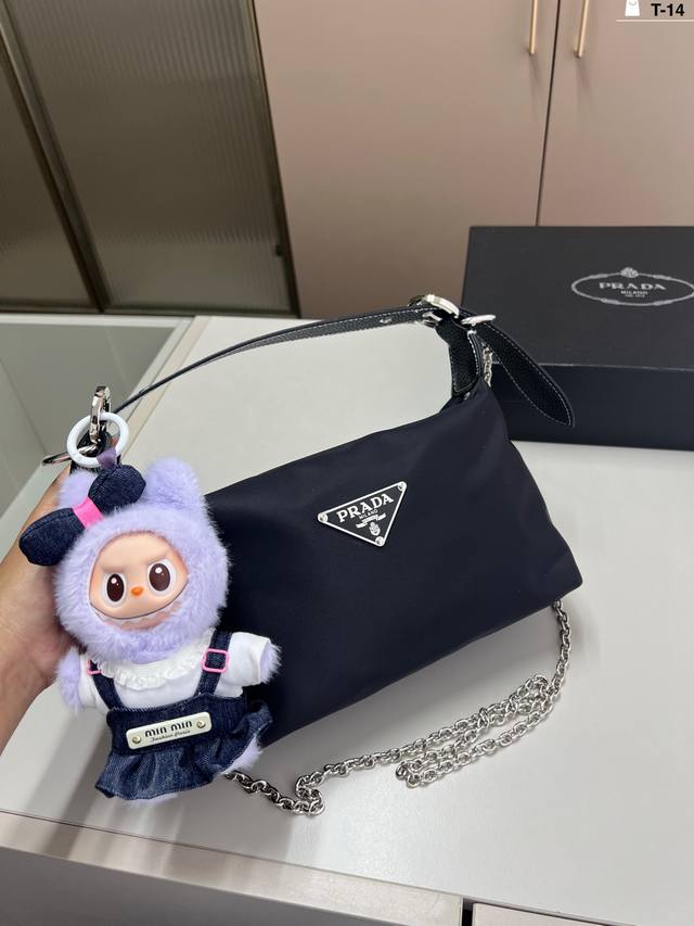 with a pull-on cloth pendant Prada armpit, please always trust Prada bags! A li