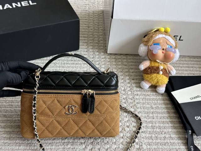 comes with a pendant and box A Chanel 25C popular IP box bag. Super lucky~ The