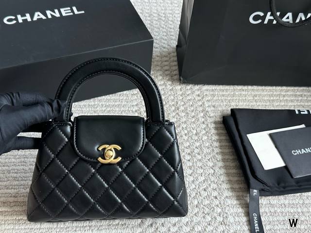 Chanel23Kkelly. Here are the top photos of Chanel's new 23K, the hottest bag. DD