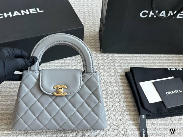 Chanel23Kkelly. Here are the pictures of the new Chanel 23K, the hottest bag. DD