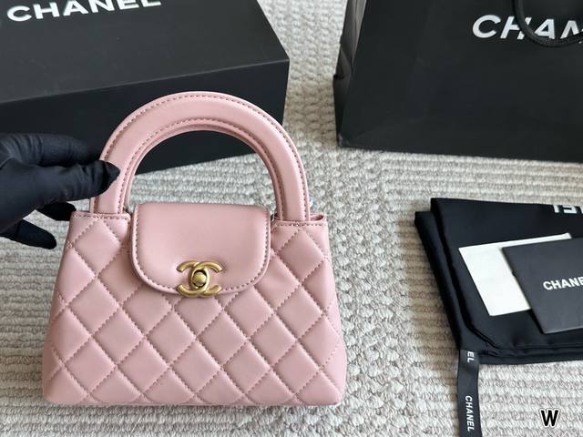 Chanel23Kkelly. Here are the top photos of Chanel's new 23K, the hottest bag. DD