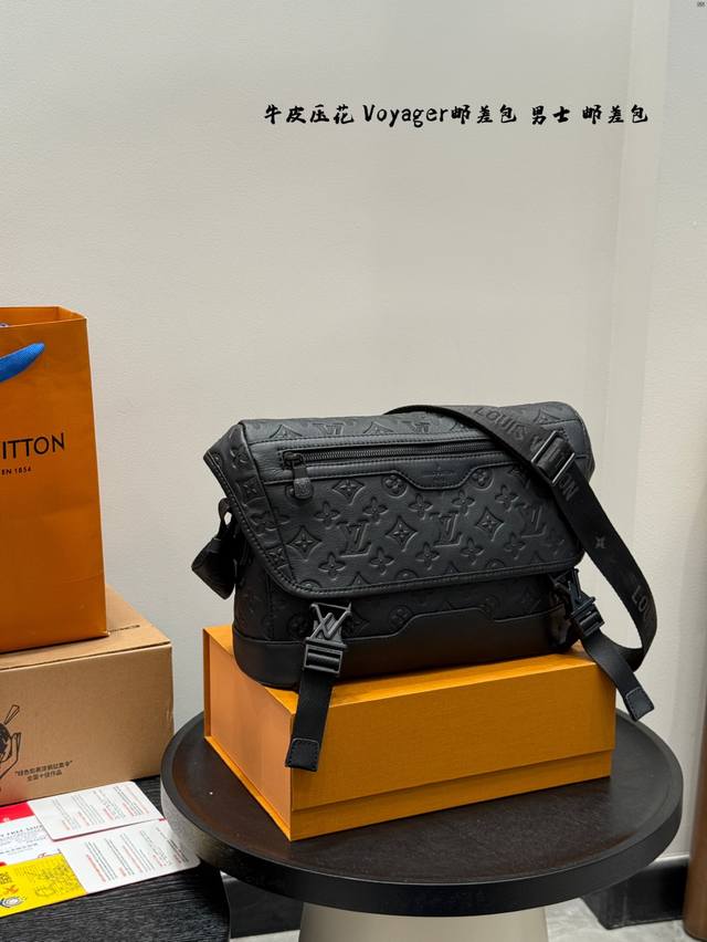 Gift box packaging Lv Voyager messenger bag!! Embossed cowhide A hot newcomer a
