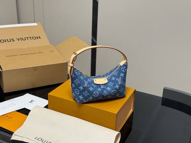 Comes with a folding box and airplane box Size: 20*11Cm New denim lunch box bag