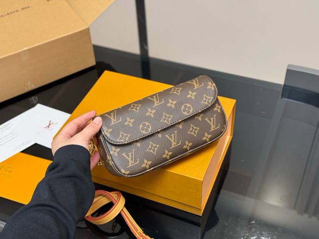 Comes with a folding box airplane box Size: 22*12Cm Lv New hit Ivy Woc Debut at