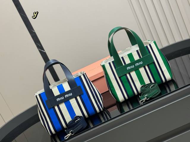 With boxSize: 28*21Cm A day conquered by Miu Miu Miu Miu Tote bag The latest sho