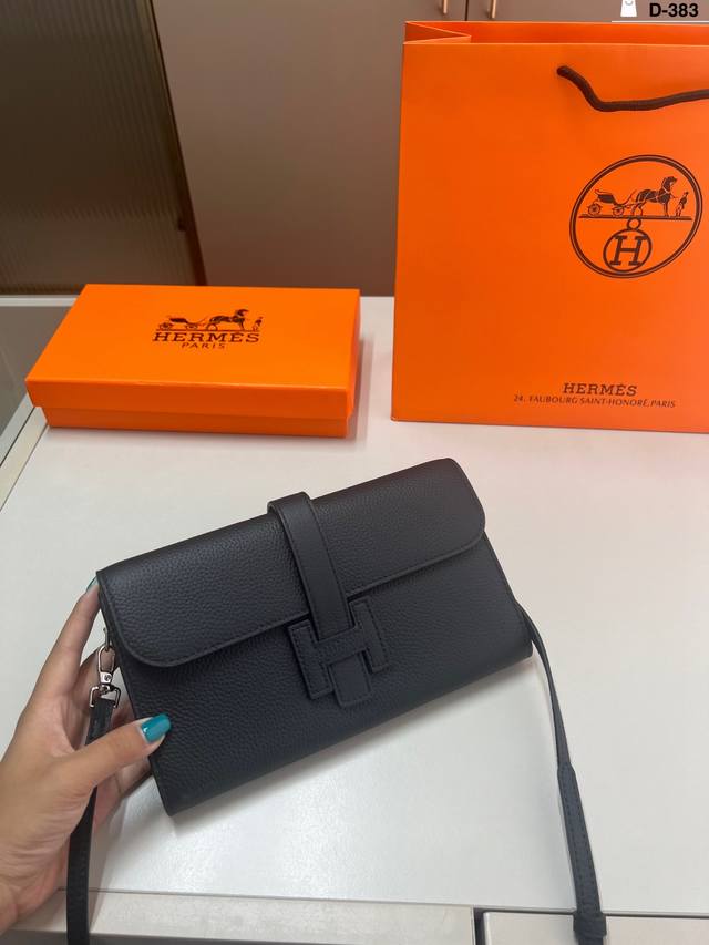 Hermes classic clutch This leather is very soft and easy to match. It is conveni
