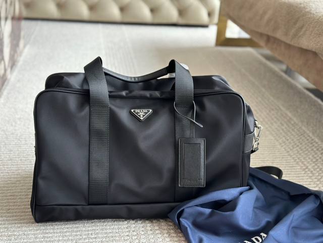 UnboxedSize: 45*28Cm The versatile and durable Prada black travel bagThe size is