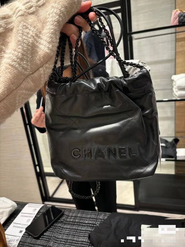 Chanel's new early spring 24 Mini 22Bag bag, all black with a buckle, is super c