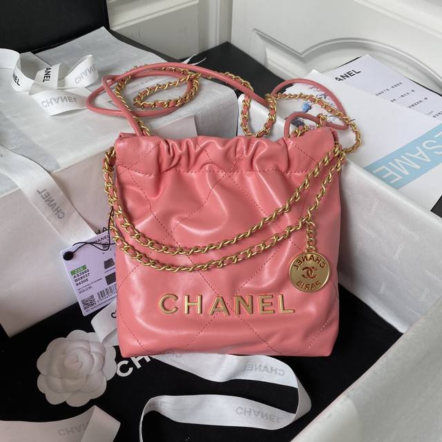 Deep Pink Chane123Sas3980 Chanel's Mini 22 is a hit! I'm always drawn to Chanel