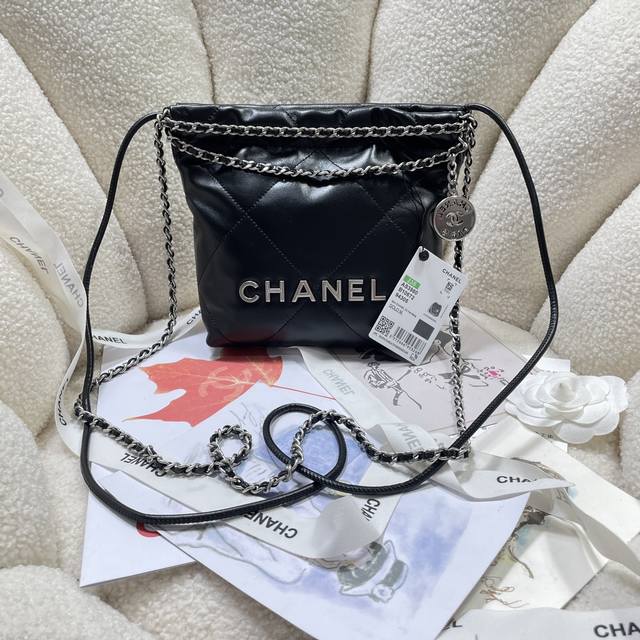 New arrival! Black and silver! Chanel123S3980's Mini 22 is a hit! Chanel bags a