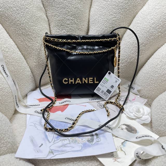 New arrival! Black and gold! Chanel123S3980's Mini 22 is a hit! I'm always draw