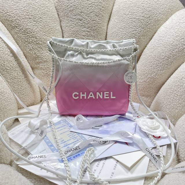 New arrival! Pink gradient! Chanel's Mini 22 from Chanel123S3980 is a hit! I'm