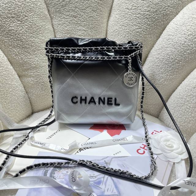New arrival! Black gradient! Chanel123S3980's Mini 22 is a hit! I'm always draw