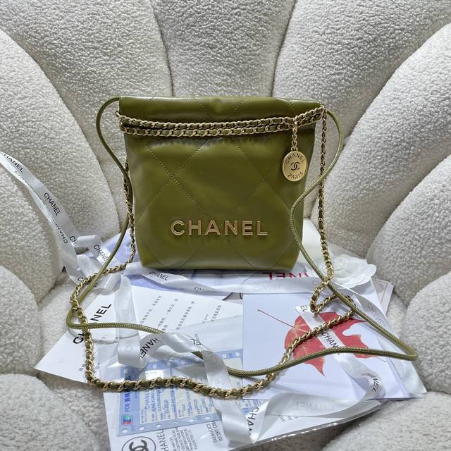 New arrival!! Avocado green! Chanel's Mini 22 from Chanel123S3980 is a hit! I'm