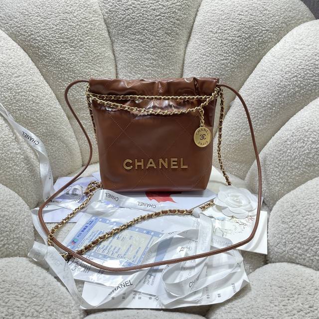New arrival! Caramel! Chanel123S3980's Mini 22 is a hit! I'm always drawn to Ch