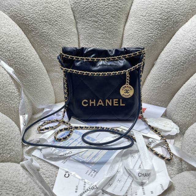 New arrival! Dark blue! Chanel123S3980's Mini 22 is a real hit! Chanel bags and