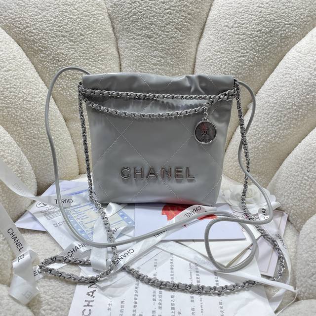 New arrival! Light grey with silver! Chanel123S3980's Mini 22 is a hit! I'm alw