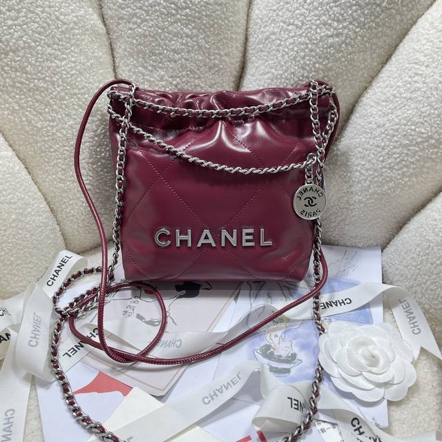 New arrival! Burgundy with silver! Chanel123S3980's Mini 22 is a hit! I'm alway