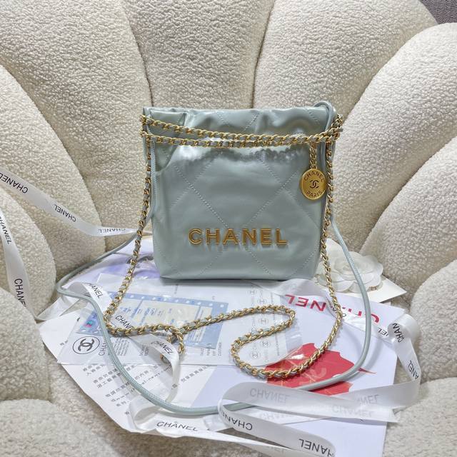 New arrival! Light haze blue with gold! Chanel123S3980's Mini 22 is a hit! I'm