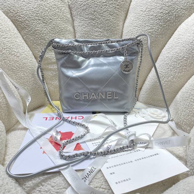 New arrival! Silver! Chanel123S3980's Mini 22 is a hit! Chanel bags and accesso