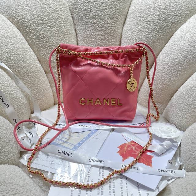 New arrival! Deep pink with gold! Chanel123S3980's Mini 22 is a hit! Chanel bag