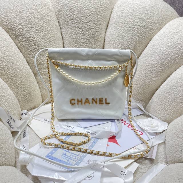 New arrival! White pearls! Chanel's Mini 22 is a hit! Chanel bags and accessori