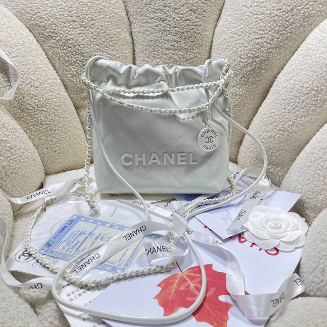 New arrival! White on white! Chanel123S3980's Mini 22 is a hit! I'm always draw